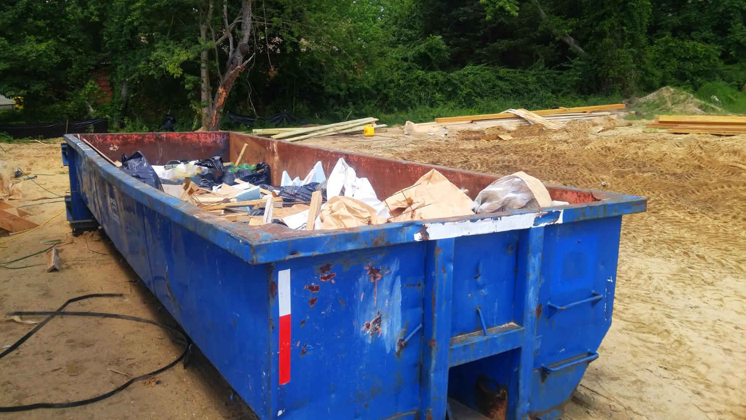 Benne remplie de déchets de chantier à Brumath